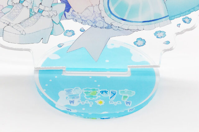 猫とハートに囲まれた女の子のアクリルスタンド（プレートタイプ）