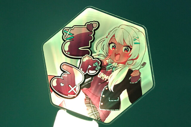 ギャルの笑顔がかわいいアクリルペンライト