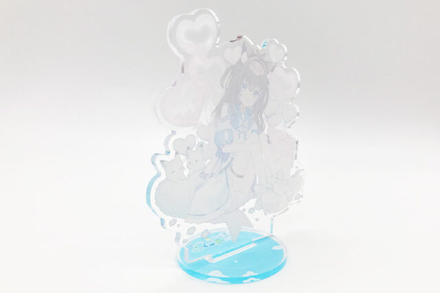 猫とハートに囲まれた女の子のアクリルスタンド（プレートタイプ）