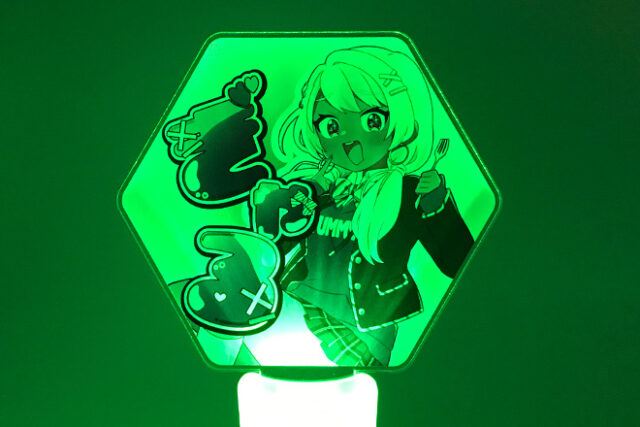 ギャルの笑顔がかわいいアクリルペンライト