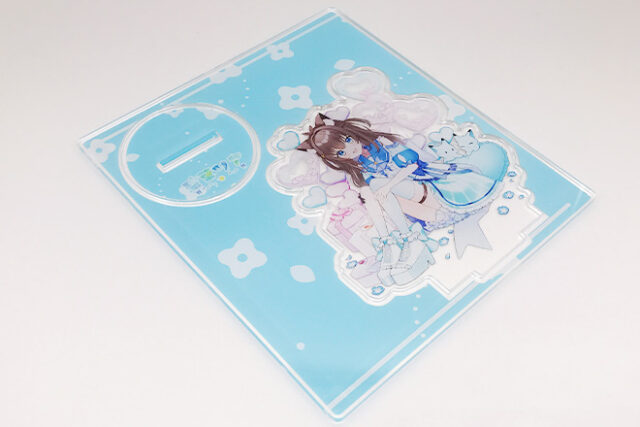 猫とハートに囲まれた女の子のアクリルスタンド（プレートタイプ）