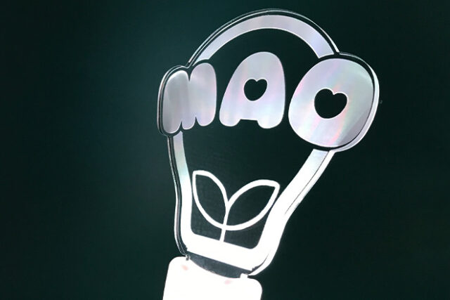 柔らかい丸文字と双葉が光るアクリルペンライト