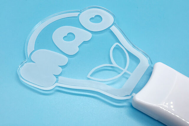 柔らかい丸文字と双葉が光るアクリルペンライト