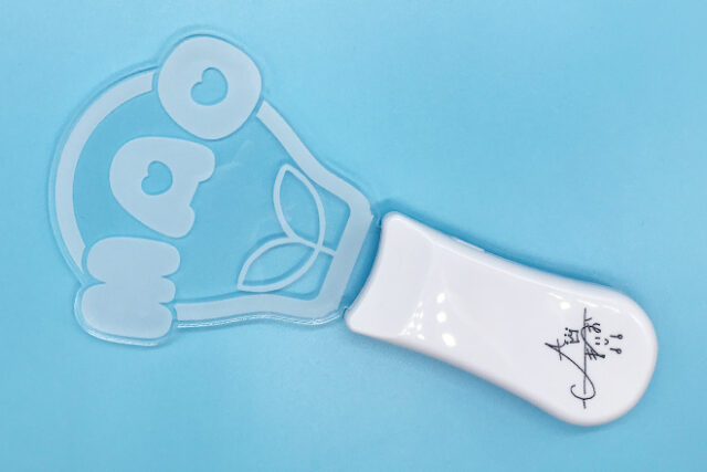 柔らかい丸文字と双葉が光るアクリルペンライト