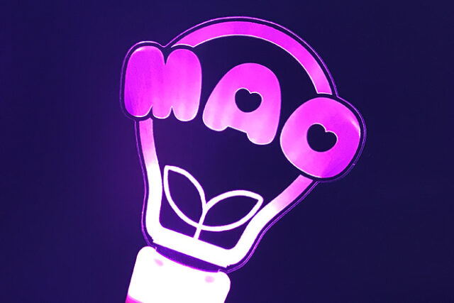 柔らかい丸文字と双葉が光るアクリルペンライト