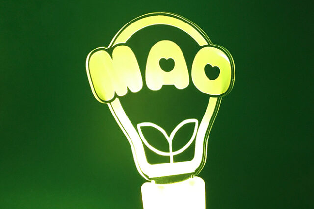 柔らかい丸文字と双葉が光るアクリルペンライト