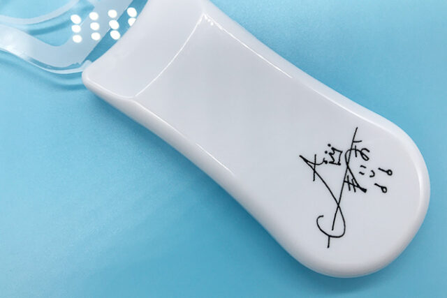 柔らかい丸文字と双葉が光るアクリルペンライト