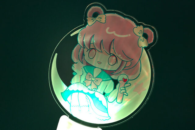 夜空の月に座って歌う女の子を描いた音楽連動ペンライト