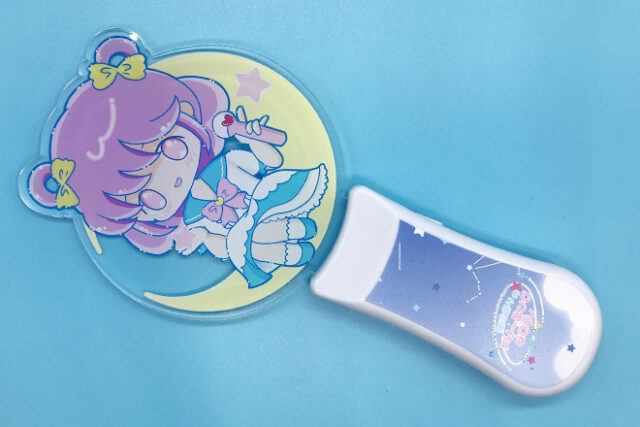 夜空の月に座って歌う女の子を描いた音楽連動ペンライト