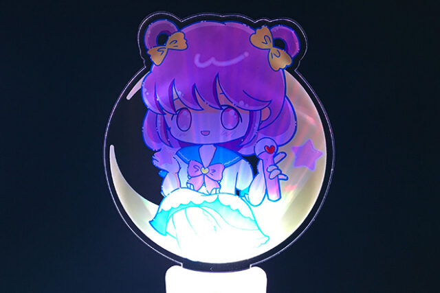 夜空の月に座って歌う女の子を描いた音楽連動ペンライト