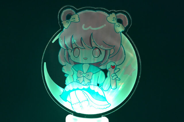 夜空の月に座って歌う女の子を描いた音楽連動ペンライト