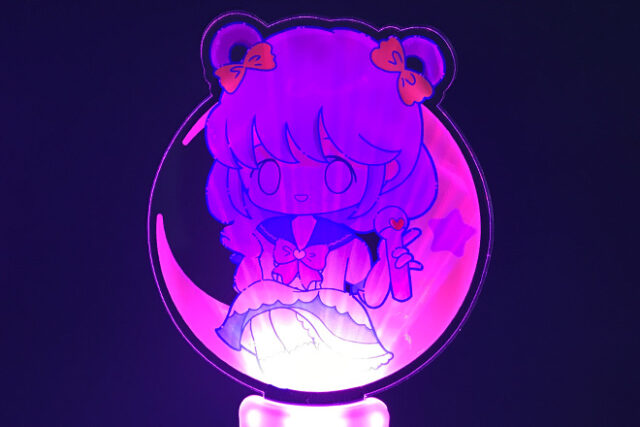 夜空の月に座って歌う女の子を描いた音楽連動ペンライト