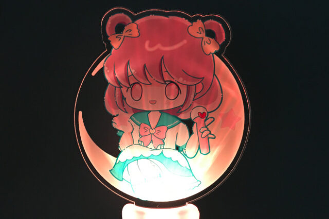 夜空の月に座って歌う女の子を描いた音楽連動ペンライト