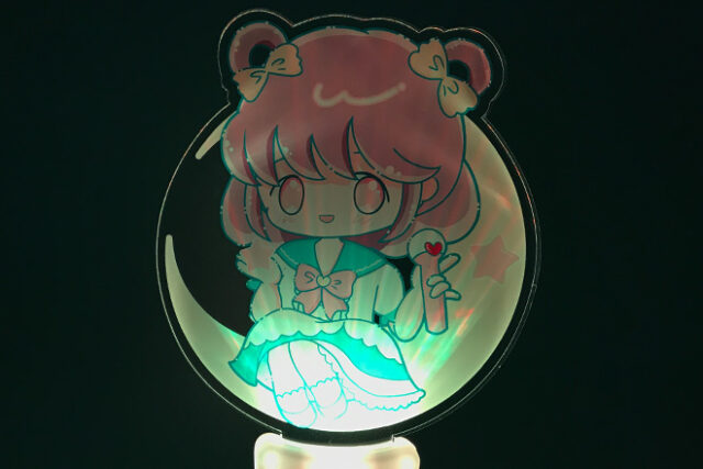 夜空の月に座って歌う女の子を描いた音楽連動ペンライト