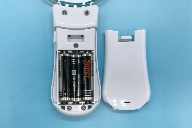 夜空の月に座って歌う女の子を描いた音楽連動ペンライト