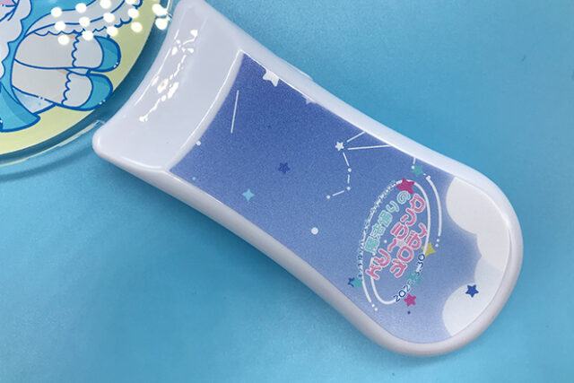 夜空の月に座って歌う女の子を描いた音楽連動ペンライト