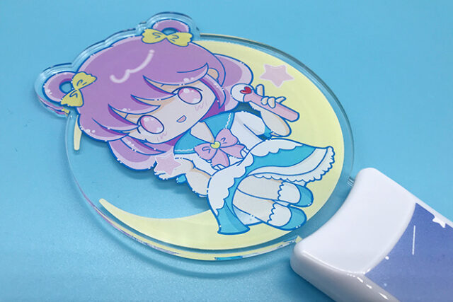 夜空の月に座って歌う女の子を描いた音楽連動ペンライト