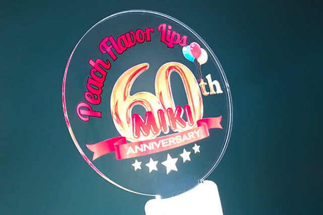 60th記念を彩る華やかなアクリルペンライト