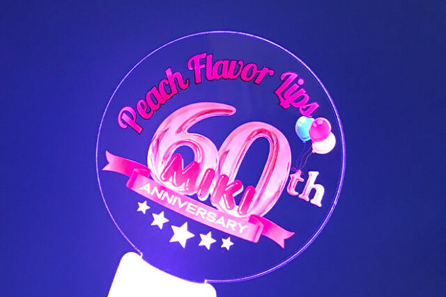 60th記念を彩る華やかなアクリルペンライト