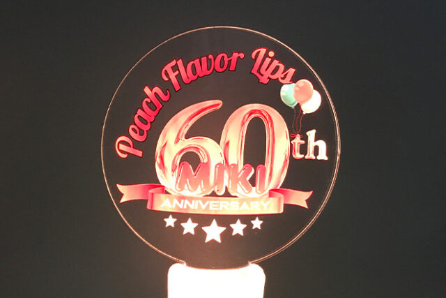 60th記念を彩る華やかなアクリルペンライト