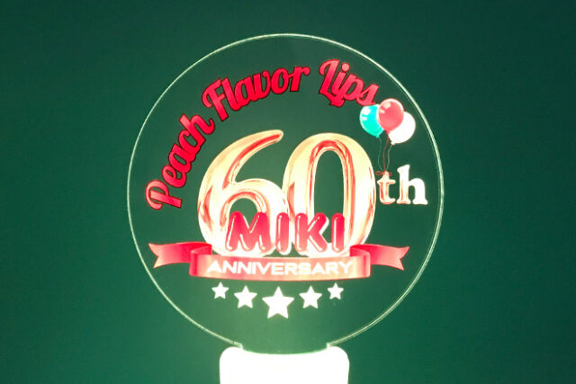 60th記念を彩る華やかなアクリルペンライト