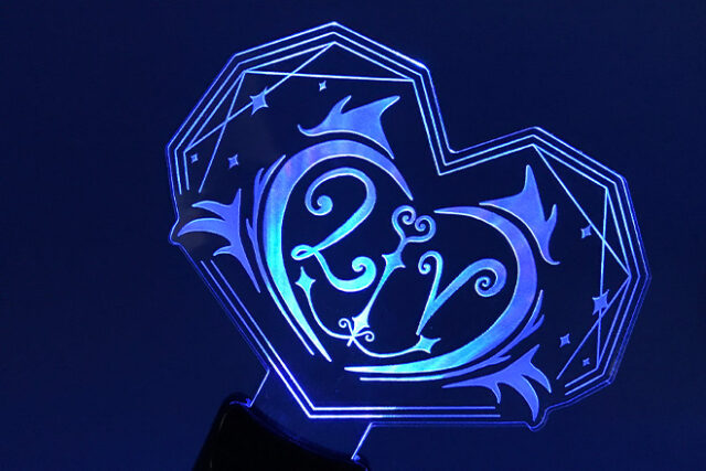 シャープなハート型が際立つアクリルペンライト