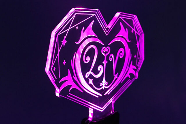 シャープなハート型が際立つアクリルペンライト