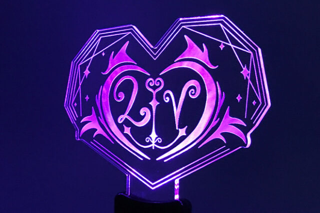 シャープなハート型が際立つアクリルペンライト