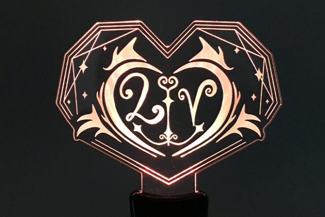 シャープなハート型が際立つアクリルペンライト