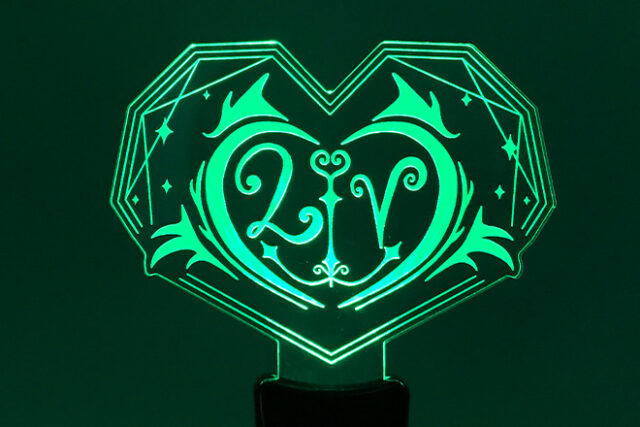 シャープなハート型が際立つアクリルペンライト