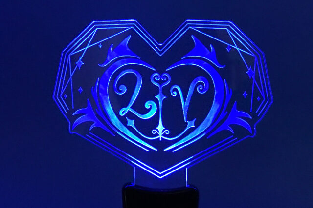 シャープなハート型が際立つアクリルペンライト