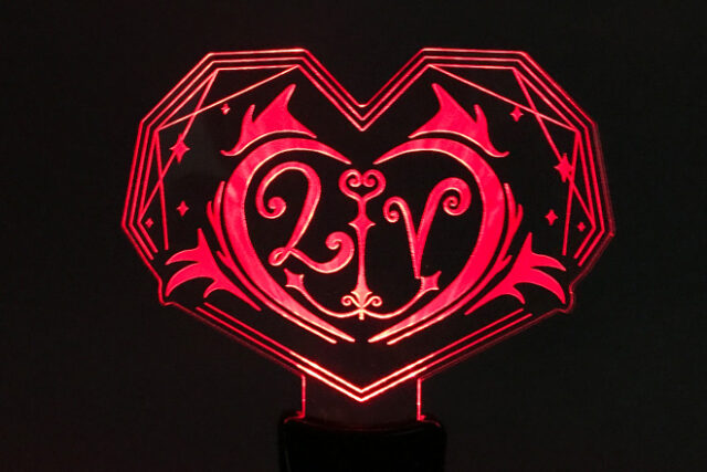 シャープなハート型が際立つアクリルペンライト