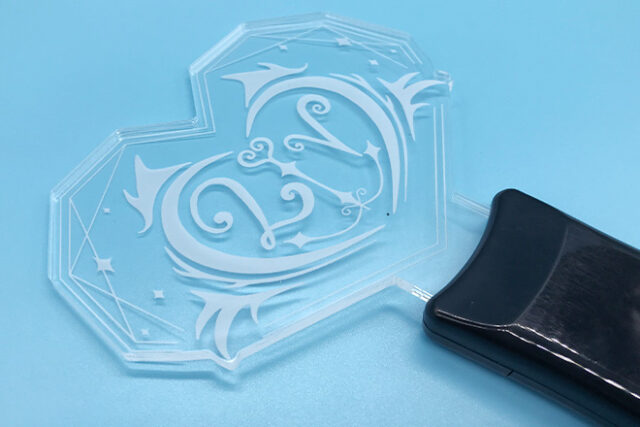 シャープなハート型が際立つアクリルペンライト