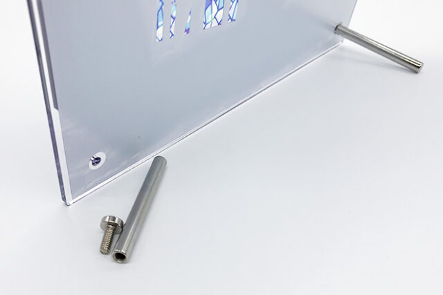 洋館の光彩に包まれた二人を描くアクリルパネル