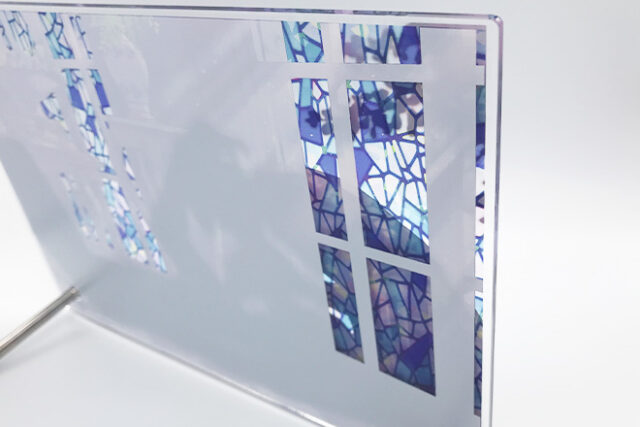 洋館の光彩に包まれた二人を描くアクリルパネル