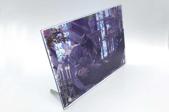 洋館の光彩に包まれた二人を描くアクリルパネル