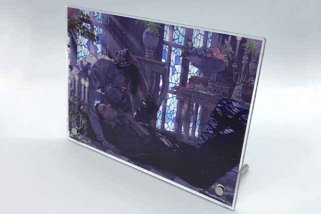 洋館の光彩に包まれた二人を描くアクリルパネル