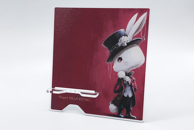 白いウサギが彩るクラシカルなスマホスタンド