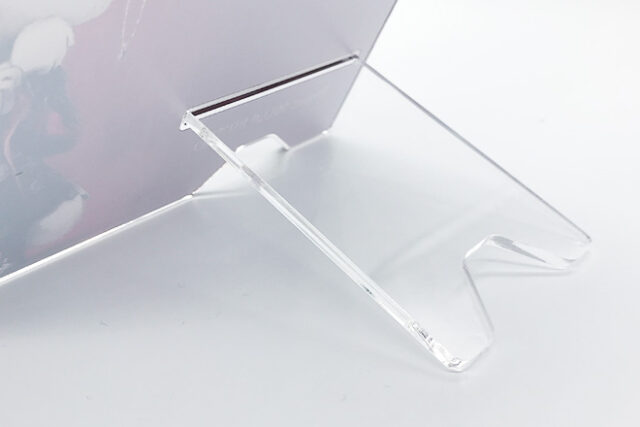 白いウサギが彩るクラシカルなアクリルスタンド