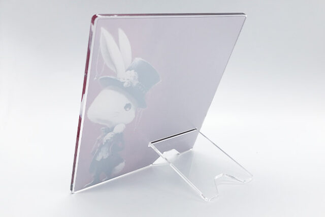 白いウサギが彩るクラシカルなアクリルスタンド
