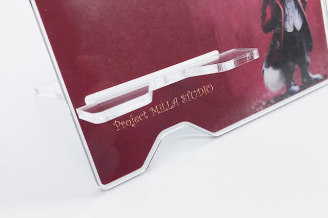 白いウサギが彩るクラシカルなアクリルスタンド