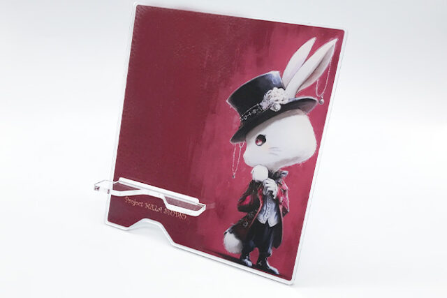 白いウサギが彩るクラシカルなアクリルスタンド