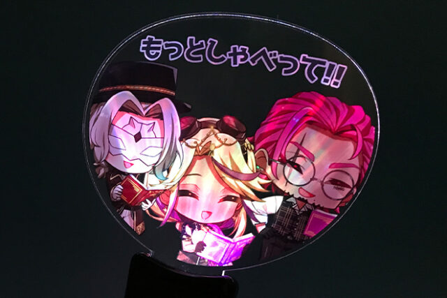 3人のキャラが引き立つメッセージ付きのペンライト