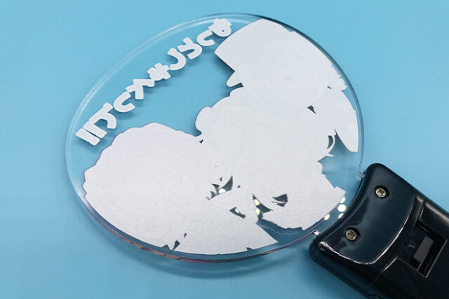 3人のキャラが引き立つメッセージ付きのペンライト