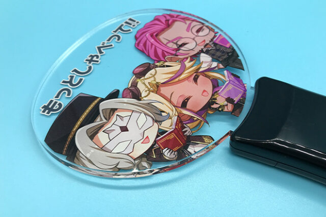 3人のキャラが引き立つメッセージ付きのペンライト