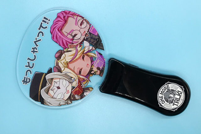 3人のキャラが引き立つメッセージ付きのペンライト