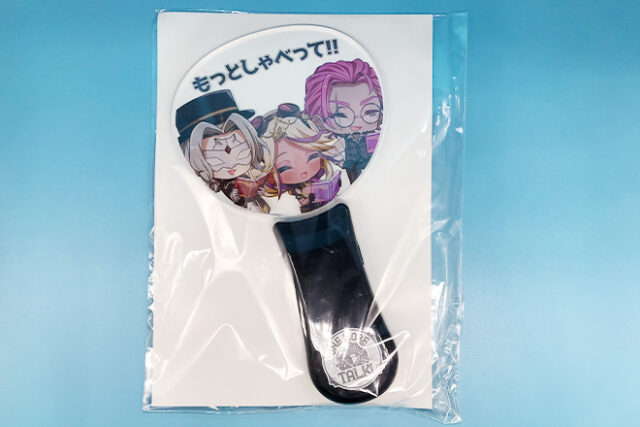 3人のキャラが引き立つメッセージ付きのペンライト