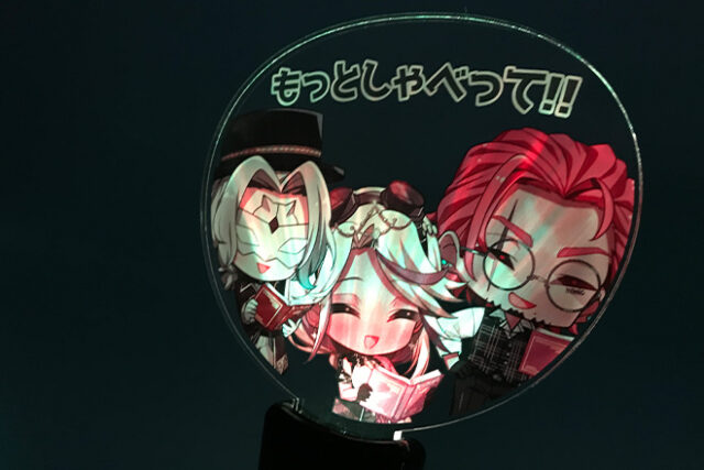 3人のキャラが引き立つメッセージ付きのペンライト