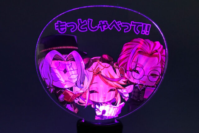 3人のキャラが引き立つメッセージ付きのペンライト