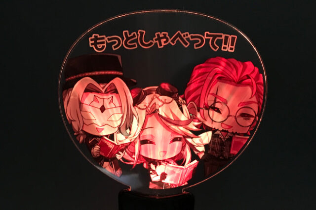 3人のキャラが引き立つメッセージ付きのペンライト